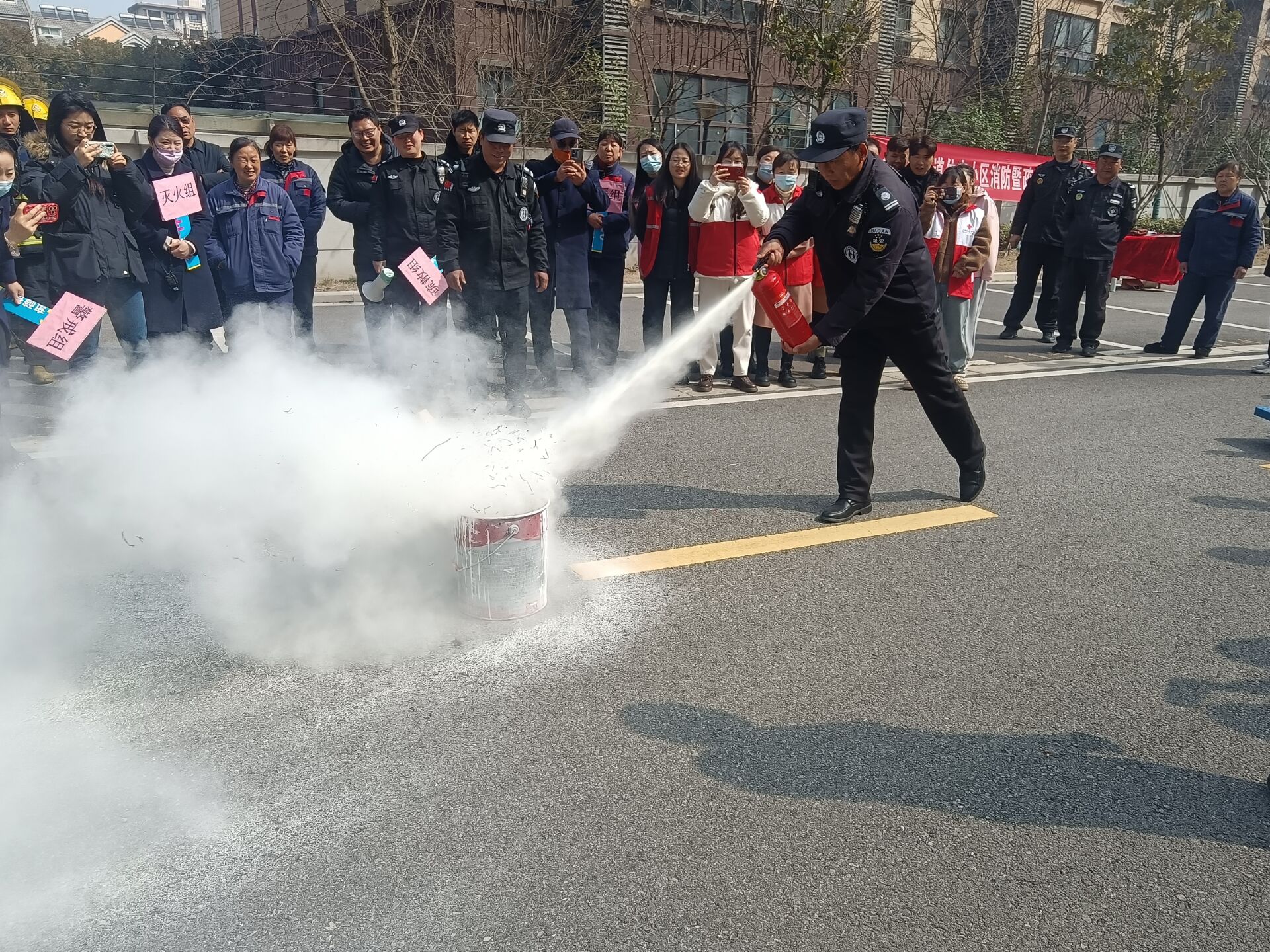 六合区金牛湖街道开展人防工程消防疏散演练